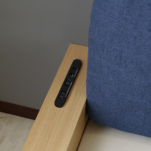 【欲しいが詰まったヘッドボード】
就寝前のリラックスタイムに欠かせないスマートフォンやタブレットの充電も、枕元にあるUSBポートとコンセントでスマートに行えます。