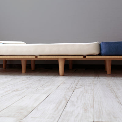 【10本の脚が支える安心感】
合計10本の脚が全体をバランス良く支えることで、ソファとして座るときも、ベッドとして寝返りをうつときも、安心の安定感を提供します。