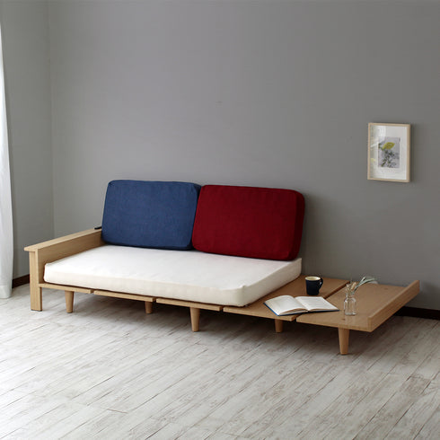 【自分だけの特等席がここに】
クッションを背もたれにすれば、隣は本や飲み物を置けるサイドテーブルになるから、誰にも邪魔されない自分だけの快適なくつろぎ空間が生まれます。