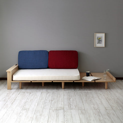 【お部屋に溶け込む自然な風合い】
様々なスタイルのお部屋に合わせやすいナチュラルな木目調のフレームが、圧迫感を与えることなく空間にすっと溶け込み、温かみのある雰囲気を演出します。