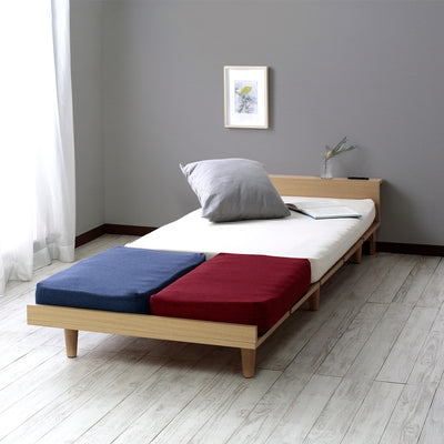 【クッションの配置も思いのまま】
それぞれが独立したクッションは、枕のように使ったり、足元に置いてオットマンのように使ったりと、その日の気分や体調に合わせて自由なレイアウトを楽しめます。