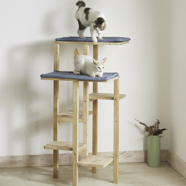 インテリア性の高いナチュラル色を採用することで、お部屋の家具とも馴染みやすく、ネコちゃんにも優しい色合いが人気のネコちゃん用家具「キャトハス」のキャットタワーです。