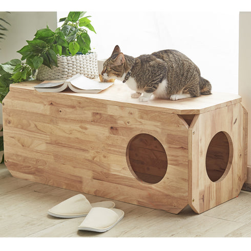 節や木目を残すことで、木の特有の優しい素材感を残したデザインとなっています。