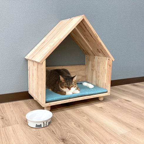 インテリア性の高いナチュラル色を採用することで、既存のインテリアとも馴染みやすく、ネコちゃんにも優しい色合いが人気のネコちゃん用家具「キャトハス」のペットベッドです。