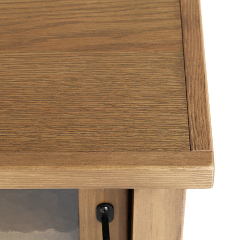 【職人技が光る天板の縁】
天板の縁にはオークの無垢材を贅沢にあしらい、細部にまで宿るこだわりが上質な空間を作り上げます。