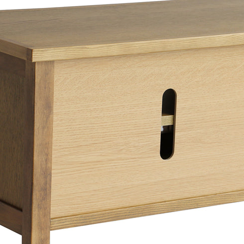 【生活感を隠す美しい工夫】
背面にはコード用のスリットがあり、ごちゃつきがちな配線をすっきりとまとめて、お部屋の見た目をスマートに保ちます。