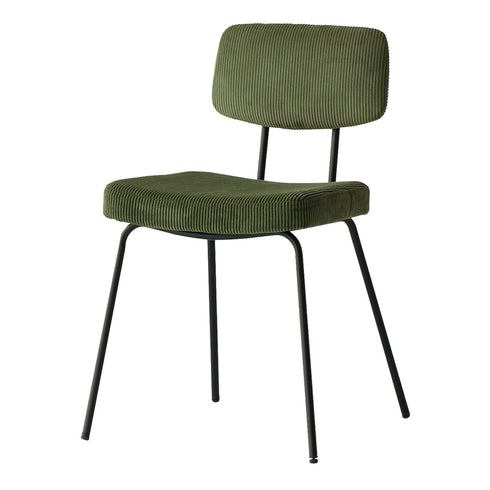 【お部屋を引き締めるカーキ】
特別な存在感を放つカーキは、ダイニングのアクセントとして空間をおしゃれに引き締め、モダンでありながらどこか懐かしい、心地の良い場所が生まれます。