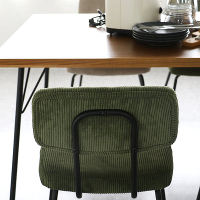 【後ろ姿に、心惹かれる】
太畝コーデュロイの豊かな表情と、すらりと伸びるブラックスチールの脚がお部屋に洗練された雰囲気をもたらし、心地よい肌触りが毎日の暮らしにささやかな幸せを添えます。