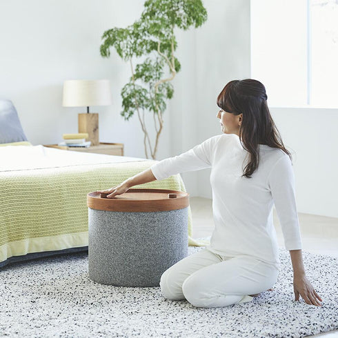 【簡単な動きでトレーニング】ポッチを持って天板を回すだけの簡単な動きで、肩、脇腹、背中への適度なトレーニングができます。