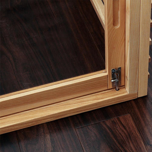 【お留守番も安心の鍵付き】
外からしっかりと施錠できるので、お留守番中や来客時にもわんぱくなペットが飛び出す心配がなく、飼い主さんも安心して過ごせます。