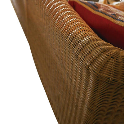 【飴色に育つラタンの魅力】
職人の手で丁寧に編み込まれたラタンは、軽くて丈夫なだけでなく、使い込むほどに深みのある飴色へと変化し、あなただけの表情を見せてくれます。