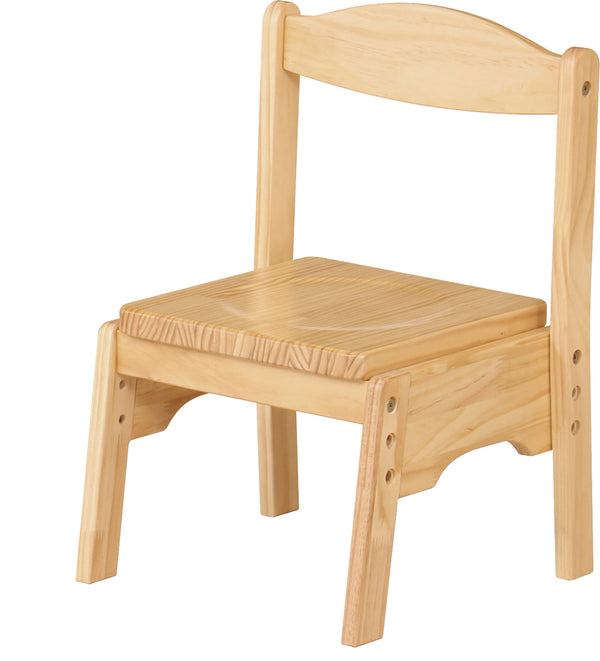 【ぬくもり感じる、やさしいカタチ】
美しい木目がインテリアに馴染む天然木を使い、角を丸く仕上げた安全設計だからこそ、お子様のはじめての椅子としてぬくもりと安心をお届けします。