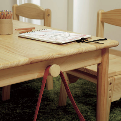 【お片付け上手に、便利なフック】
サイドにはレッスンバッグやお気に入りの小物を掛けられるフックが付いており、天板から出っ張らない安全設計も魅力です。