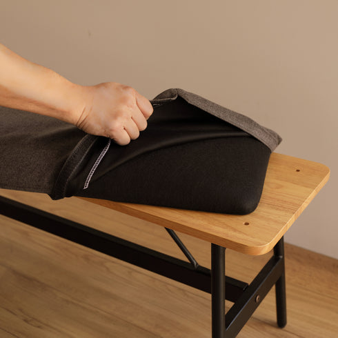 座面裏のビスを6か所外すことで座面を取り外すことができ、張地はカバーリング仕様のためドライクリーニングすることも可能です。座面裏のビスを6か所外すことで座面を取り外すことができ、張地はカバーリング仕様のためドライクリーニングすることも可能です。