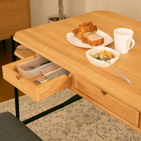 両端以外の収納部に収めることができる引き出しも2杯付属しているため、散らかりがちな天板上をサッと片付けることができます。