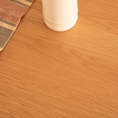 脚にはアジャスターが付いているため、多少のがたつきは調整可能です。