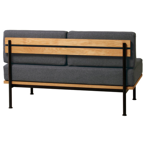 背板にオークの無垢材を使用することで背面から見てもオシャレで見栄えもいいため、お部屋の中の壁際だけでなく、あえて真ん中でお使いいただくこともできます。