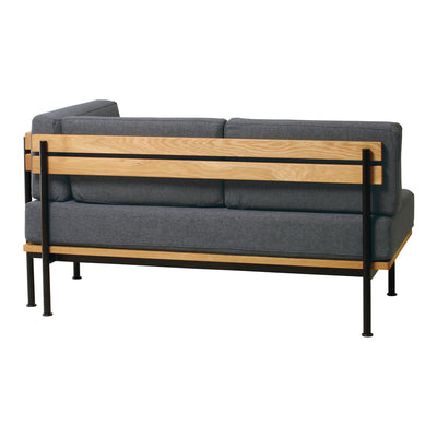 背板にオークの無垢材を使用することで背面から見てもオシャレで見栄えもいいため、お部屋の中の壁際だけでなく、あえて真ん中でお使いいただくこともできます。背板にオークの無垢材を使用することで背面から見てもオシャレで見栄えもいいため、お部屋の中の壁際だけでなく、あえて真ん中でお使いいただくこともできます。