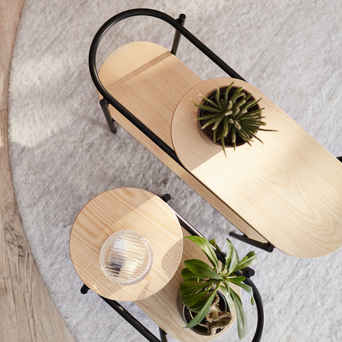 明るい木目の天板と、商品を引き締めてくれるブラックのスチールフレームが観葉植物をより引き立ててくれます。