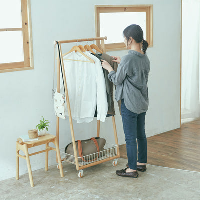 ハンガーにアウターやコートなどをかけ、カゴにカバンや帽子、マフラーなどを収納できる一台二役の商品です。