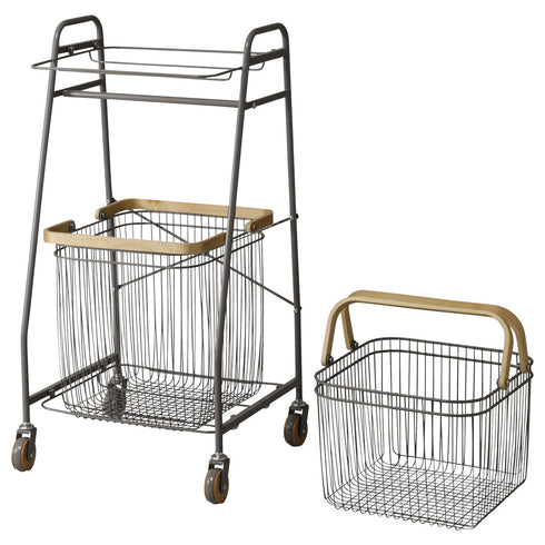 【取り外せる、2つのバスケット】
洗濯物を干すとき、取り込むとき、カゴごとさっと持ち運べる軽やかさが、毎日の家事をちょっとだけ特別な時間に変えてくれる。