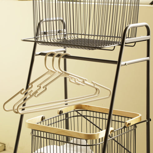 【ハンガーも仕舞える、ひと工夫】
上段のカゴ下にある一本のバーが、意外と置き場所に困るハンガーの定位置となり、洗って干すまでの流れをさらにスマートにする。