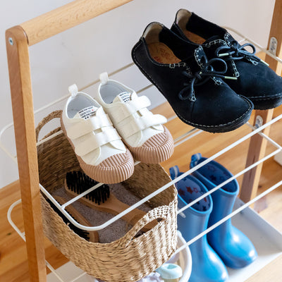 スチールバーが中段に2段分付いているため、靴はもちろんのこと、玄関周りの小物等も一緒に置くことができます。