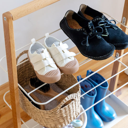 スチールバーが中段に2段分付いているため、靴はもちろんのこと、玄関周りの小物等も一緒に置くことができます。