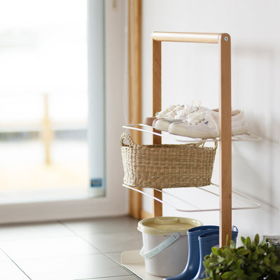 上部には天然木の取っ手がついており、掃除するときやちょっと動かしたい時に簡単に持ち上げることができ便利です。