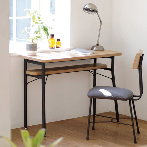 奥行き350mmのコンパクトな天板は壁際のちょっとした作業用テーブルとしてピッタリです。