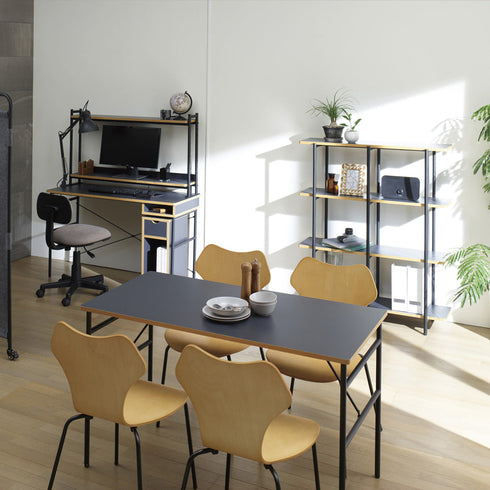 天板サイズはW1200×D600で、1人用の作業テーブルとしてはもちろん、2人用や4人用のダイニングテーブルとしてもお使いいただけます。