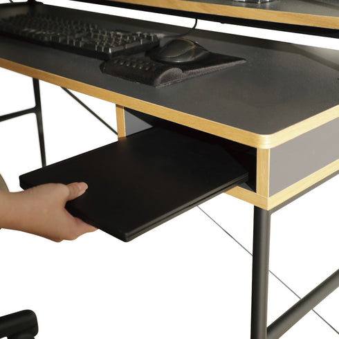 天板下の端には収納スペースが付いており、文具や小物、本やタブレットなどを収納できます。