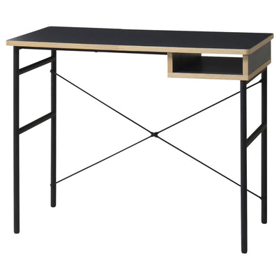 シンプルでおしゃれなデザインによりスマートな空間と豊かな暮らしを提供し、仕事や趣味のワークシーンにも対応する「スタジオシリーズ」の幅900mmタイプのデスク。