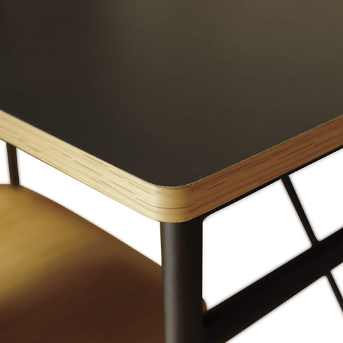 傷や汚れに強いブラックカラーのメラミン天板を使用し、エッジ部分にはアクセントとしてオーク突板を貼っています。エッジ部分にオーク突板を使うことで、強くなりがちなブラックインテリアを和らげてくれています。