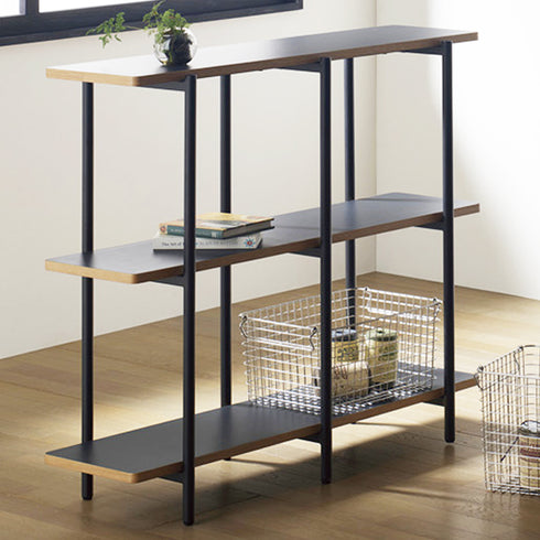 【飾るように暮らしを整える】
お気に入りの本やグリーンを飾れば、傷や汚れに強いブラックの天板とシャープなフレームが全体を引き立て、雑然としがちな小物さえも洗練されたディスプレイに変えてくれる。