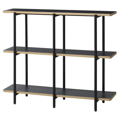 【計算されたシンプルデザイン】
クールなブラックの天板に、エッジに効かせたオーク材の温もりが絶妙なアクセントとなり、背板のない開放的なデザインが、お部屋に圧迫感を与えずモダンでシックな印象を演出する。