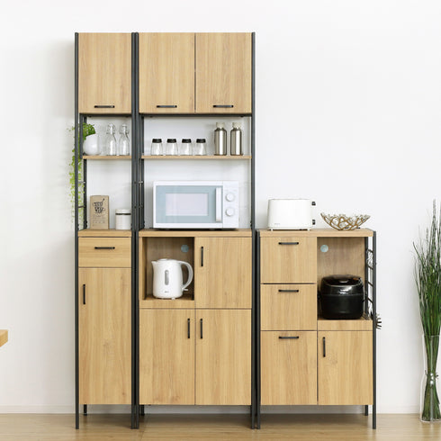 【組み合わせで広がる収納】
幅の違う食器棚を組み合わせることで、キッチンのスペースを無駄なく活用し、見た目も美しい大容量の収納が実現します。