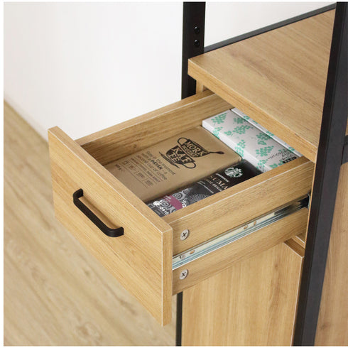 【片手で開けるスムーズな引出し】
スライドレール付きの引出しは、カトラリーや小物の出し入れが驚くほど滑らかで、ストレスフリーな使い心地を約束します。