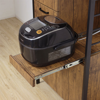 使うときだけ出し入れ可能なスライド棚は、炊飯器やケトルなど水蒸気を出す家電の設置にお勧めです。