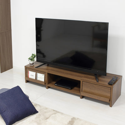 【上質感が漂うリビングを演出】
深みのあるウォールナットカラーが、お部屋に落ち着きと高級感をもたらし、ゆったりと過ごすリビングにふさわしい上質な空間を創造します。