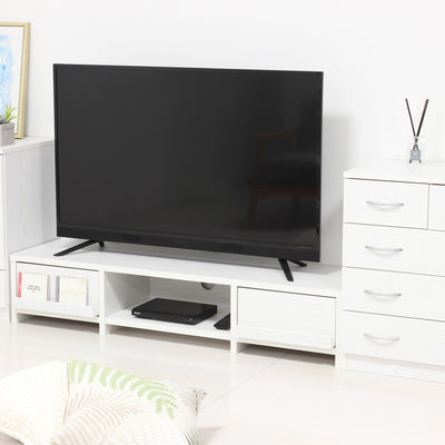 【空間を広く見せるロータイプ】
50V型までの大型テレビを置いても圧迫感を与えないローデザインで、目線を下げることでお部屋全体を広々と開放的な空間に演出します。