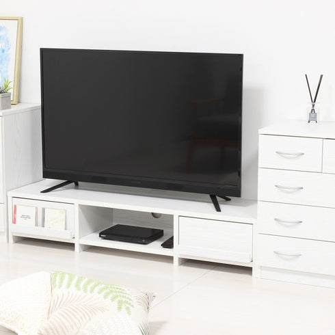 【空間を広く見せるロータイプ】
50V型までの大型テレビを置いても圧迫感を与えないローデザインで、目線を下げることでお部屋全体を広々と開放的な空間に演出します。