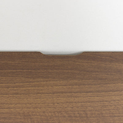 【ごちゃつく配線をスマートに】
天板の中央奥に設けた切り欠き加工で、テレビやAV機器の散らかりがちな配線をすっきりとまとめ、壁にぴったり寄せてもコードが邪魔にならないよう工夫されています。