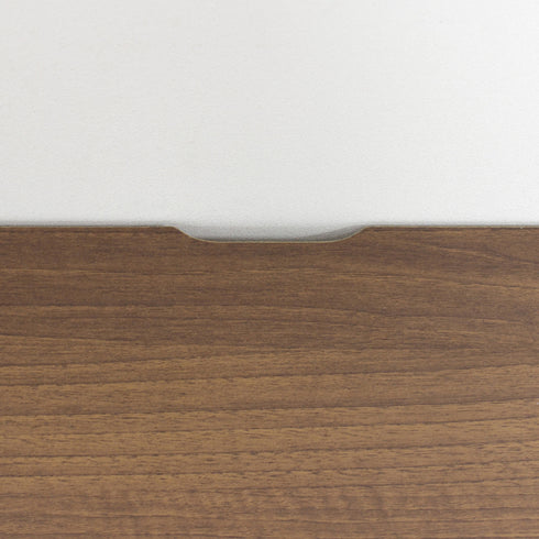 【ごちゃつく配線をスマートに】
天板の中央奥に設けた切り欠き加工で、テレビやAV機器の散らかりがちな配線をすっきりとまとめ、壁にぴったり寄せてもコードが邪魔にならないよう工夫されています。