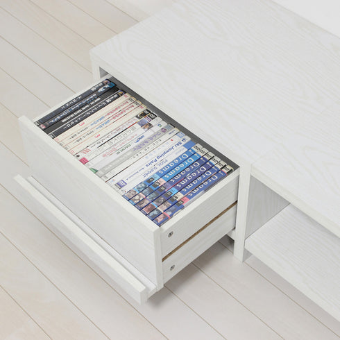 【お気に入りを飾れる取っ手】
引出しの取っ手は、お気に入りのDVDやCDを飾れるディスプレイスペースとして活用でき、たっぷり収納とディスプレイの二役をこなします。