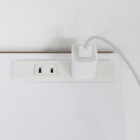 【便利な2口コンセント】デスク上に電源が備わっているので、充電やPCの接続もスマートに行えます。