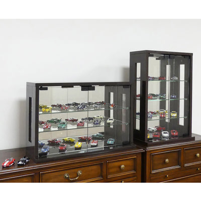 【大人の趣味を、格調高く飾る】
シックなダークブラウンが書斎やリビングに映え、自慢のミニカーコレクションをまるでショールームのように演出します。