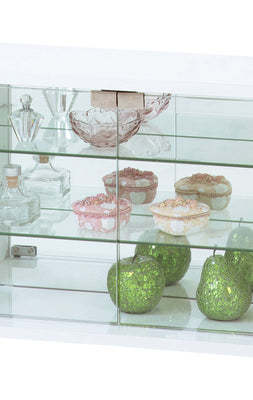 【指先ひとつで開く、宝箱】
プッシュ式の扉で開け閉めもスマートに、ガラスの棚板と背面のミラーが、大切なコレクションをより一層輝かせてくれます。