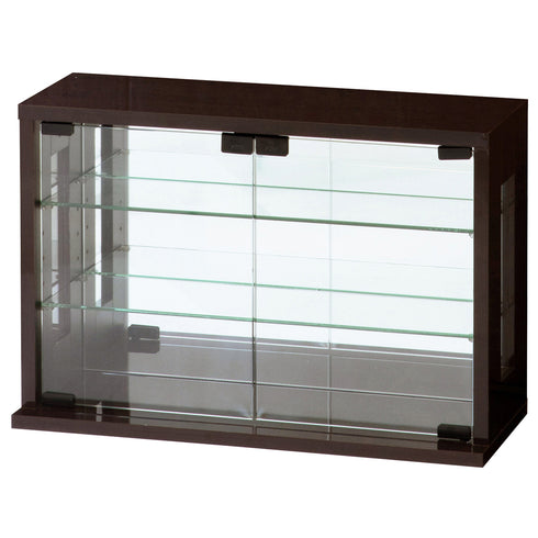 【お部屋を引き締める存在感】
落ち着いたダークブラウンの色合いと光沢が、空間に高級感をもたらし、大切なコレクションをシックに引き立ててくれます。