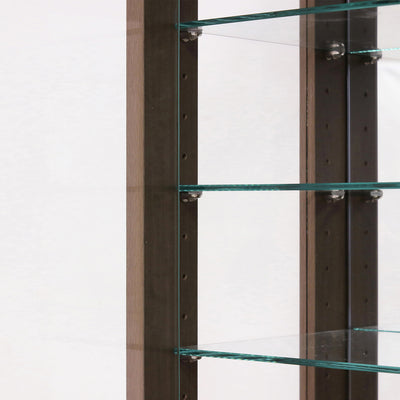 【自由自在なディスプレイ】
33mmピッチで細かく調整できる可動棚が、背の高いボトルから小さなフィギュアまで、コレクションのサイズに合わせた、あなただけの最適なレイアウトを実現します。